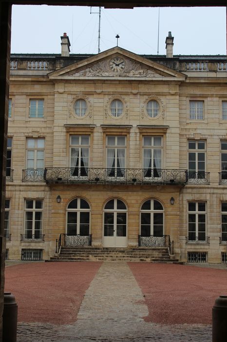 Hôtel Bouhier de Lantenay (ancien) , actuellement préfecture de Côte-d'Or : Cour d’honneur, façade est, vue partielle