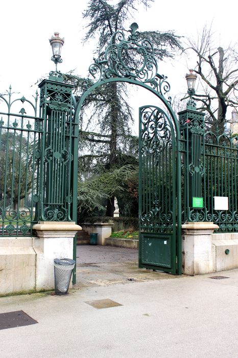 Réservoir Darcy et jardin Darcy : Portail d’accès est, vue générale