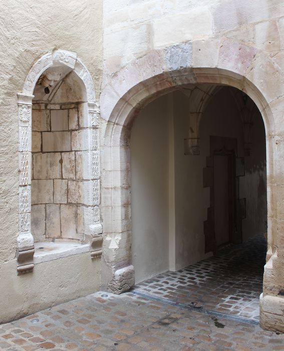 Hôtel Godran : Cour intérieure, détail de l’ancien puits et du porche menant à la rue François Rude