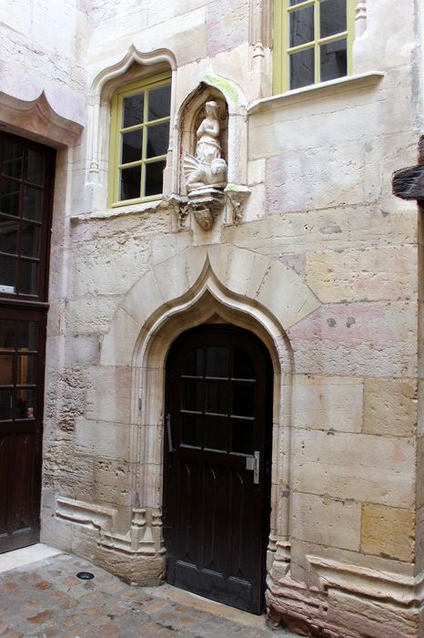 Hôtel Godran : Cour intérieure, porte d’accès à la tour, vue générale