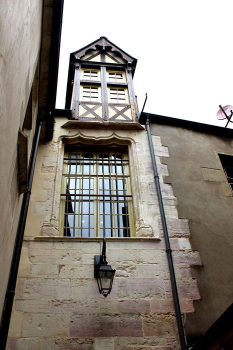 Hôtel Godran : Cour intérieure, vue partielle d’une façade