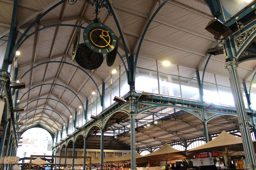 Halles du marché : Vue générale d ela charpente métallique