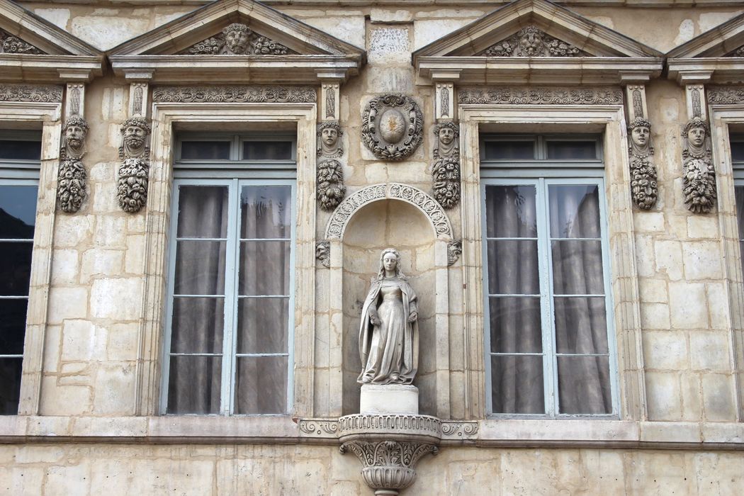 Immeuble : Façade sur rue, vue partielle