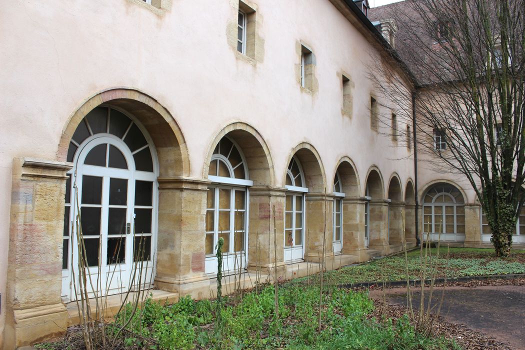 cloître, aile ouest, façade est, vue partielle