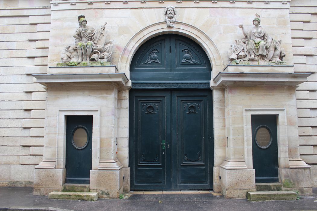 Hôtel du Commandant militaire : Portail d’accès sur rue, vue générale