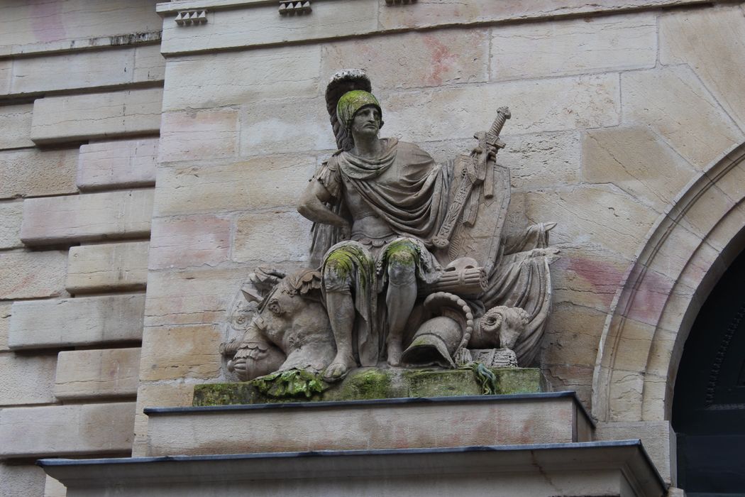 Hôtel du Commandant militaire : Portail d’accès sur rue, détail d’une des deux sculptures encadrant le portail