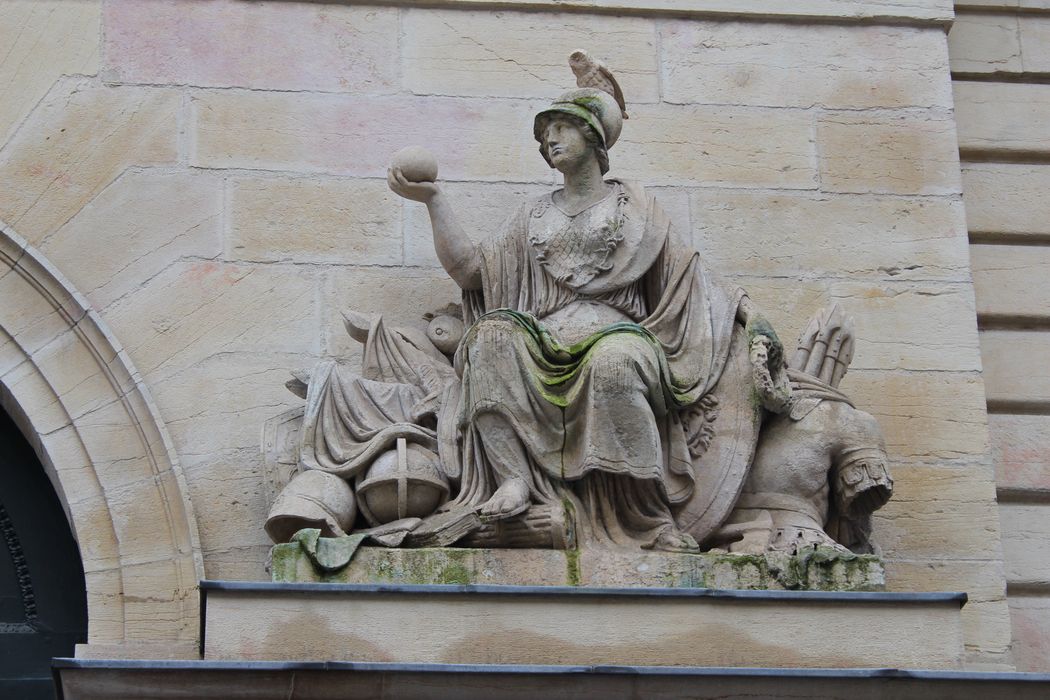 Hôtel du Commandant militaire : Portail d’accès sur rue, détail d’une des deux sculptures encadrant le portail