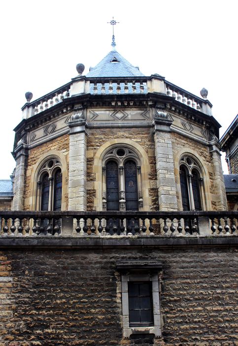 Ecole Saint-François de Sales (ancienne) : Chevet de la chapelle, vue partielle