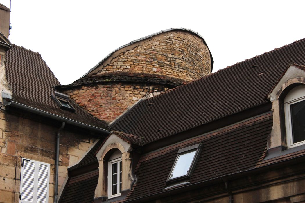 Tour dite du Petit Saint-Benigne : Vue partielle de la tour depuis la cour de l’hôtel Patarin