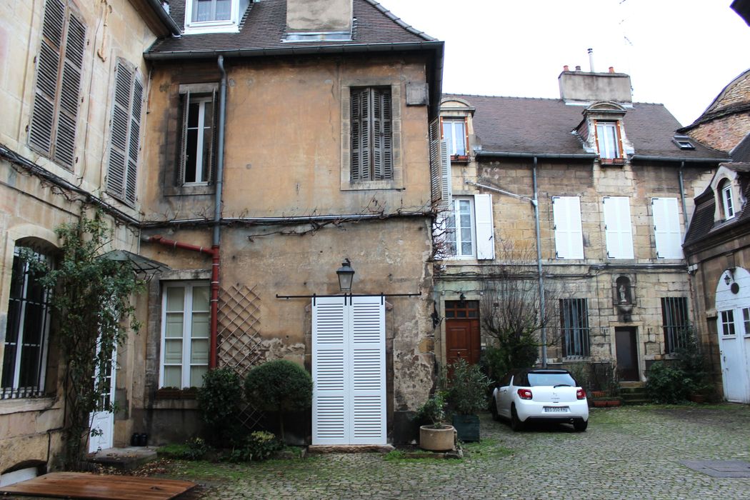 Hôtel Patarin (ancien) : Cour intérieure, vue partielle