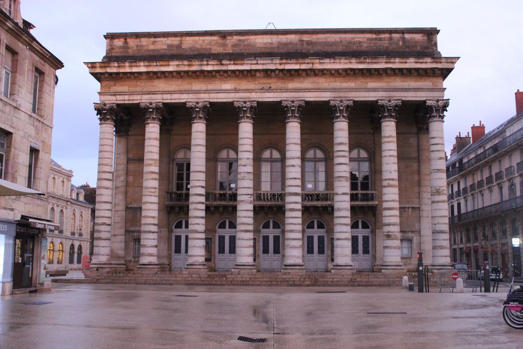 Théâtre : Façade sud, vue générale