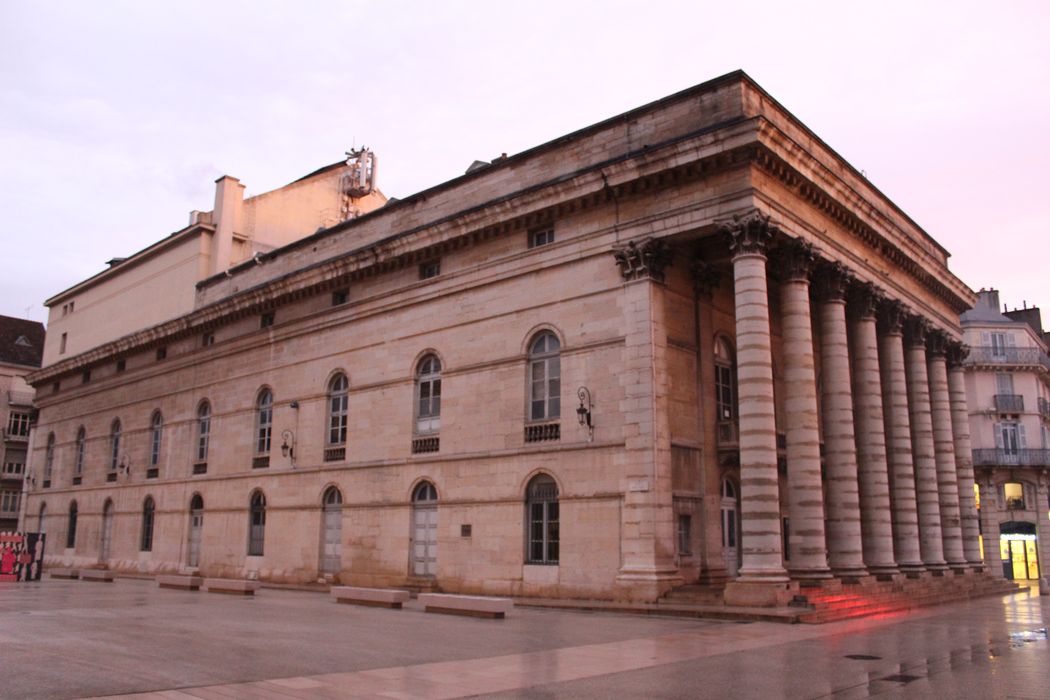 Théâtre : Façade latérale ouest, vue générale