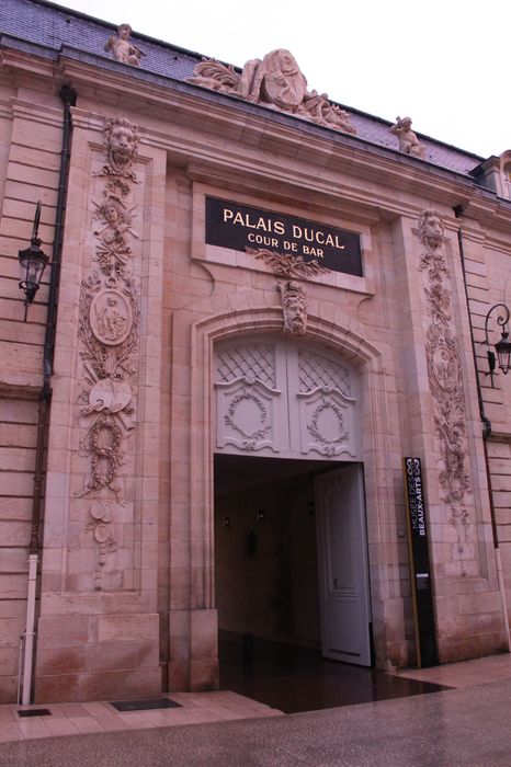 Palais des Ducs et des Etats de Bourgogne (ancien) : Porche d’accès à la cour de Bar, vue générale