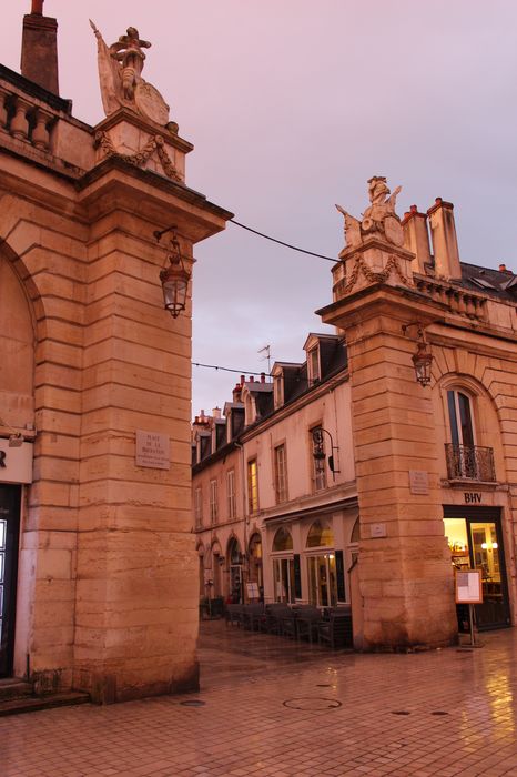 Piles encadrant le passage sur le rue Vauban, vue générale