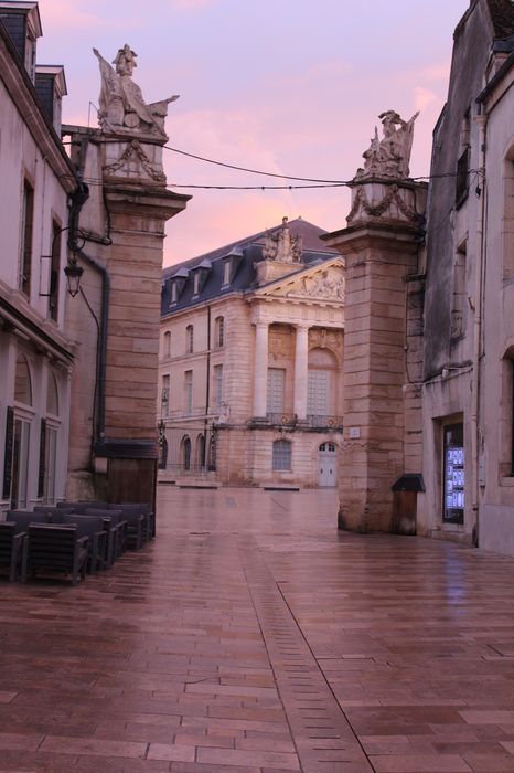 Piles encadrant le passage sur le place de la Libération, vue générale