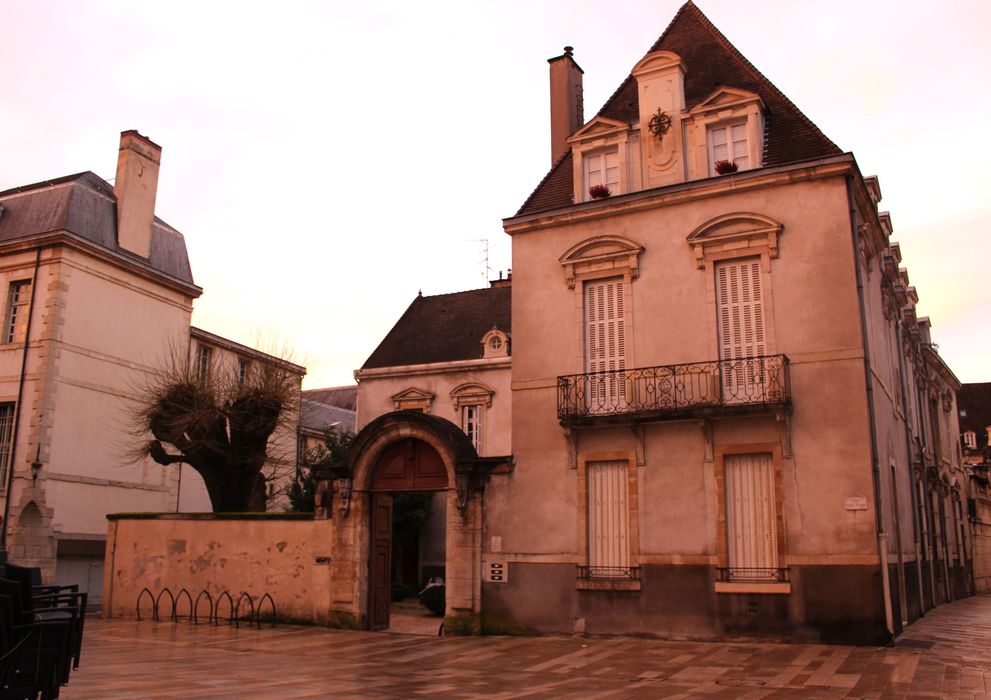 Hôtel Bouhier (petit) : Ensemble nord sur rue, vue générale