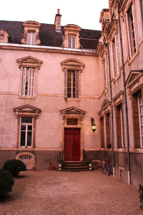 Hôtel Bouhier (petit) : Cour intérieure, façades nord et est, vue partielle