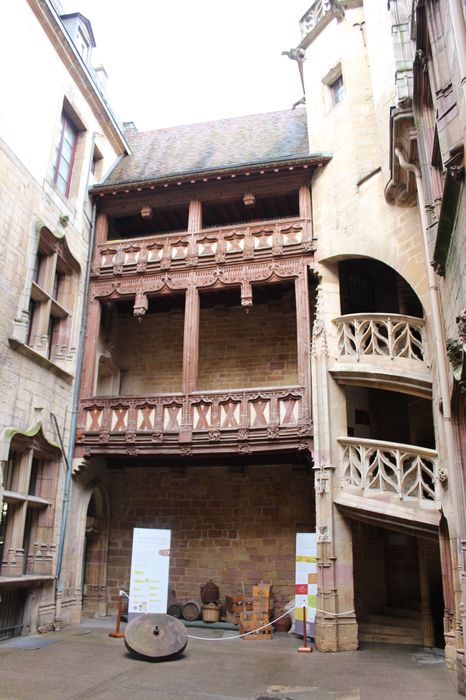 Hôtel Chambellan (ancien) dénommé également hôtel des ambassadeurs d'Angleterre : Cour intérieure, façade est, vue générale