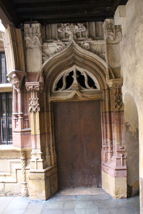 Hôtel Chambellan (ancien) dénommé également hôtel des ambassadeurs d'Angleterre : Cour intérieure, porte d’accès au logis sur rue, vue générale