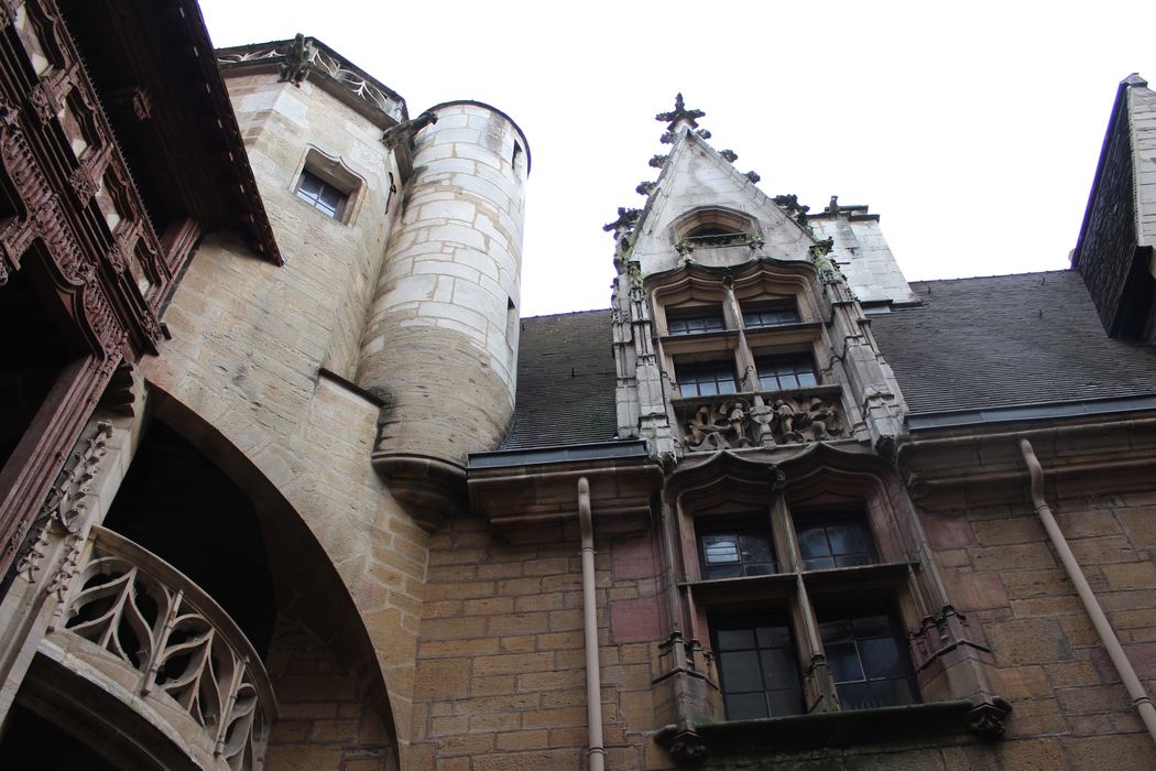 Hôtel Chambellan (ancien) dénommé également hôtel des ambassadeurs d'Angleterre : Cour intérieure, façade sud, vue partielle