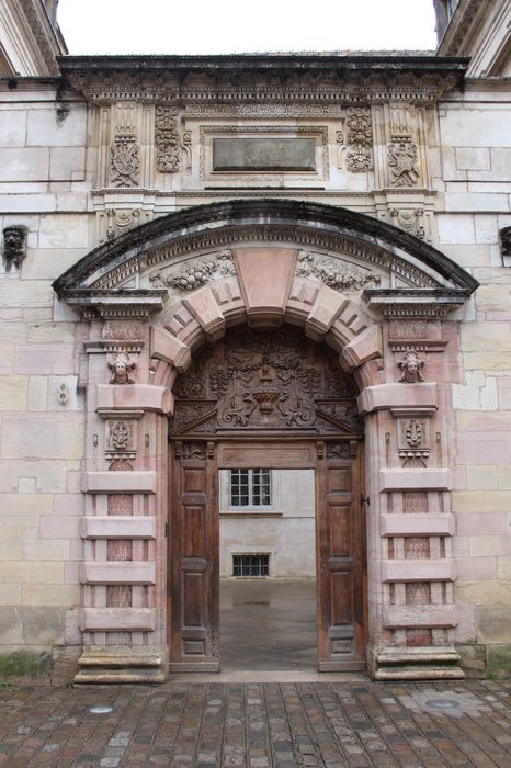 Hôtel de Vogüé : Porche d’accès sur rue, vue générale