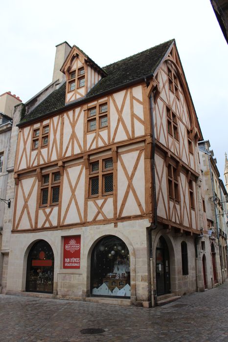 Maison : Façade sur rue, vue générale