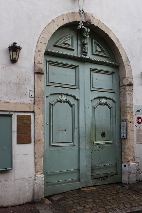 Hôtel Maleteste : Portail d’accès sur rue, vue générale