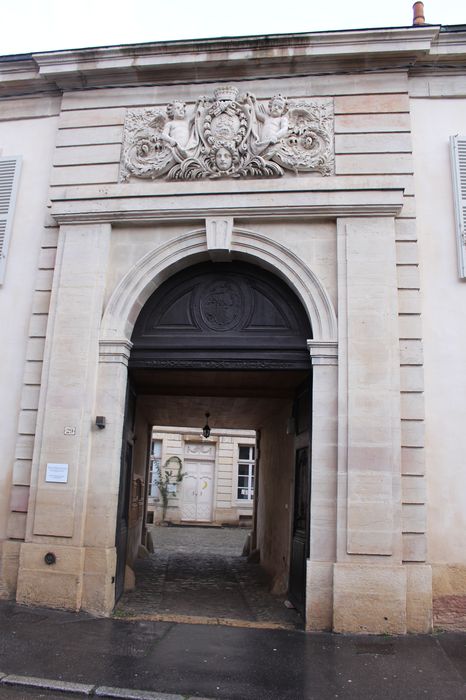 Hôtel Grasset : Porche d’accès sur rue, vue générale