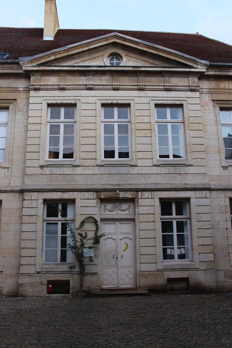 Hôtel Grasset : Cour intérieure, façade ouest, vue partielle