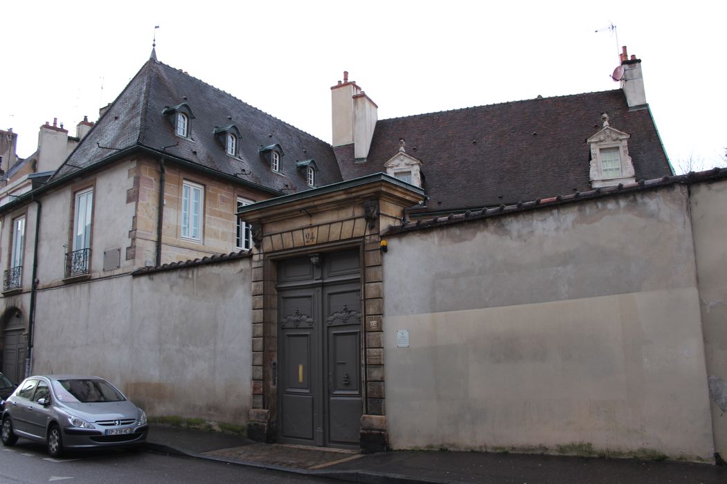 Hôtel Buffon : Porche d’accès sur rue, vue générale