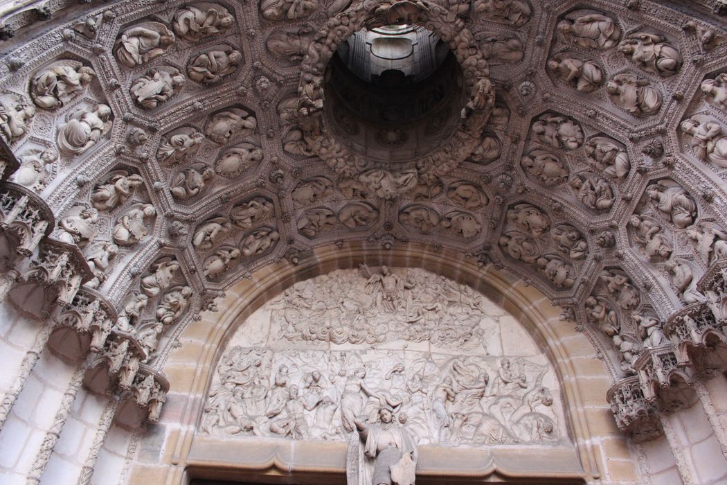 Eglise Saint-Michel : Façade occidentale, portail central, détail du tympan