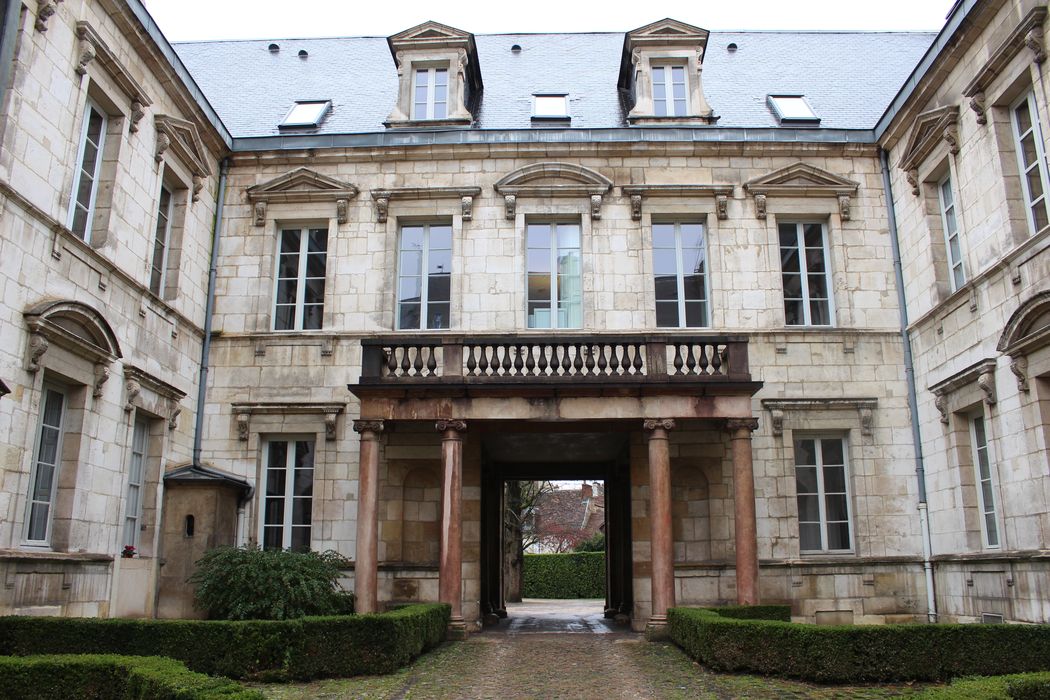 Hôtel des Barres (ancien) : Cour d’honneur, façade ouest, vue générale