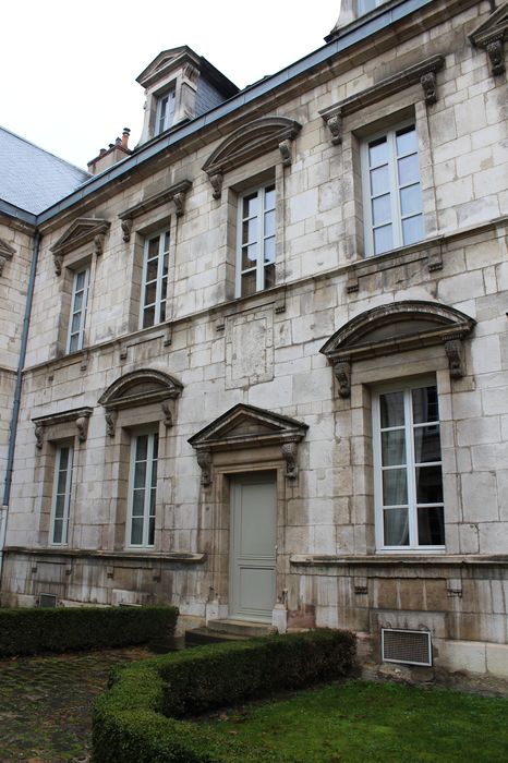 Hôtel des Barres (ancien) : Cour d’honneur, aile latérale sud, façade nord, vue générale