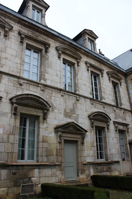 Hôtel des Barres (ancien) : Cour d’honneur, aile latérale nord, façade sud, vue générale