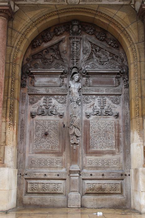 Palais de Justice : Pavillon d’entrée, porche d’accès, détail des vantaux de la porte