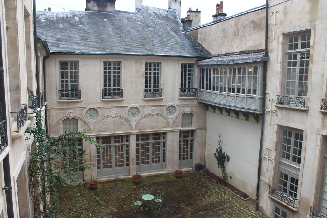 Hôtel Lantin, actuellement musée Magnin : Cour intérieure, façade sud, vue générale