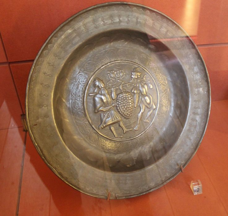 plat : les Hébreux portant la grappe de Canaan - © Ministère de la Culture (France), Médiathèque du patrimoine et de la photographie, diffusion RMN-GP