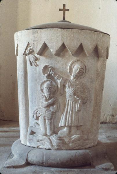 Baptistère sculpté, des saints