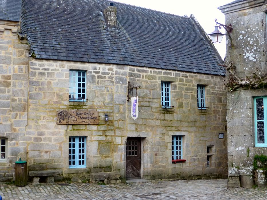 Vieille maison : Façade sur rue, vue générale