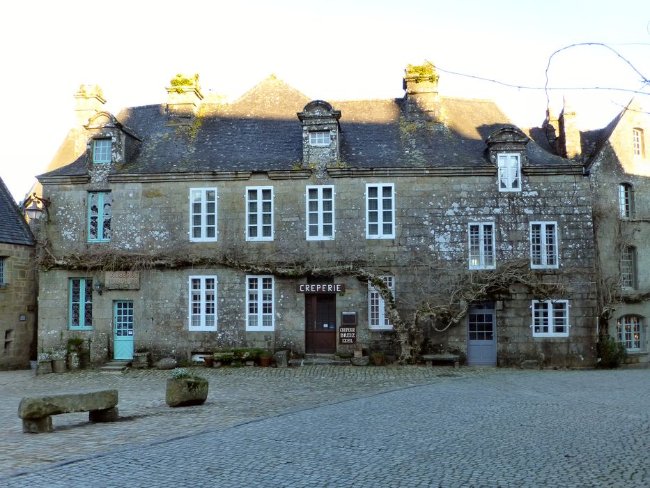 Vieille maison : Façade sur rue, vue générale