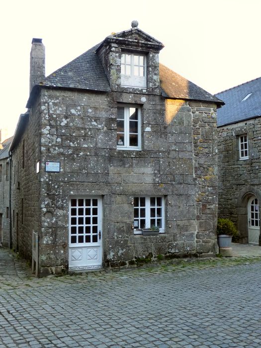 Vieille maison : Façade sur rue, vue générale