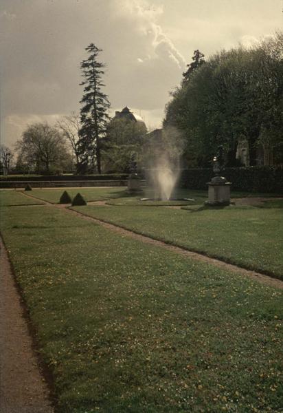 Parc : bassin avec fontaine