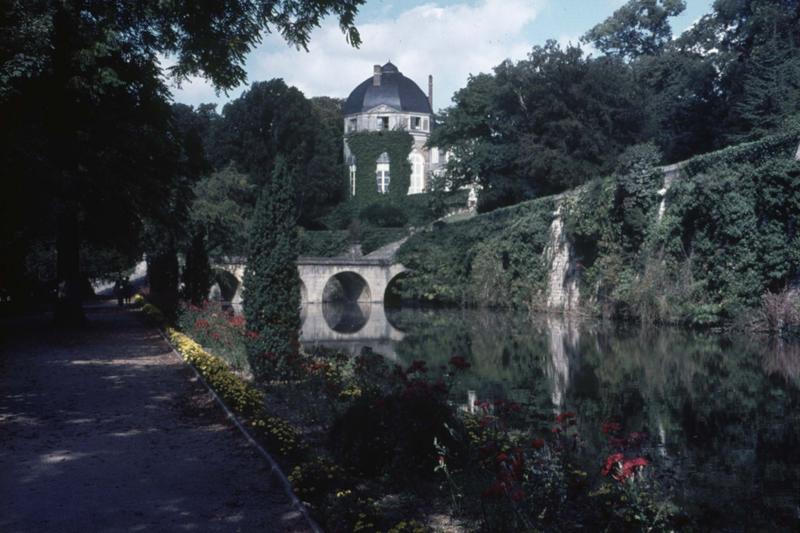 Pavillon octogonal et pont en pierre sur les douves