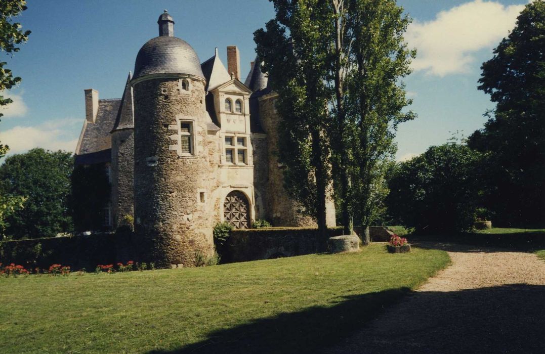 Château de l'Escoublère : Porterie, élévation sud-est, vue générale