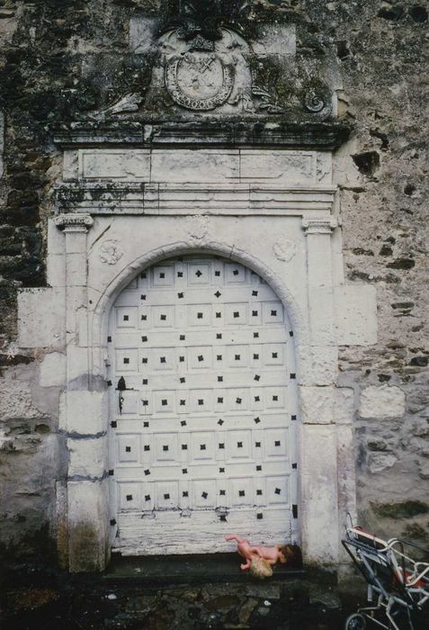 Manoir de la Touche-Moreau : Façade est, porte d’accès au logis, vue générale