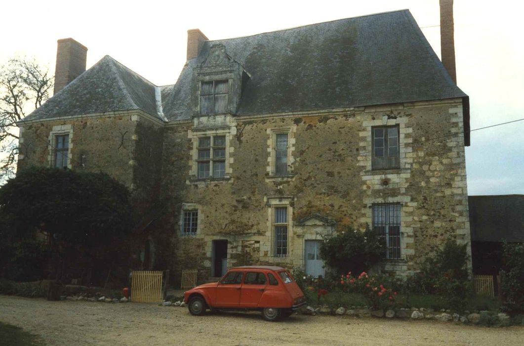 Manoir de la Maldemeure : Façade est, vue générale