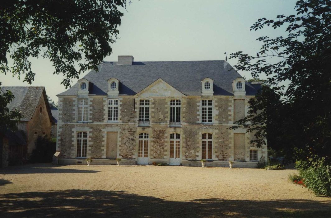 Château de la Cour de Cellières : Façade sud-est, vue générale