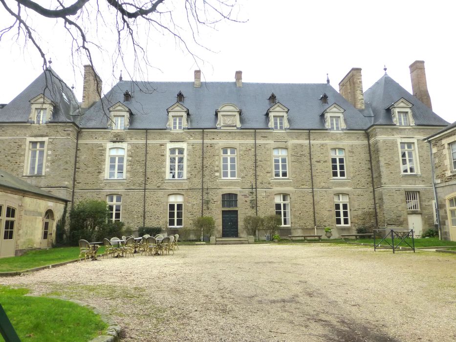 Ancien hôtel de Marbeuf : Façade est, vue générale