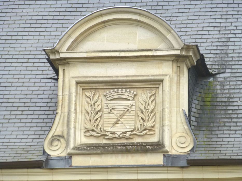 Ancien hôtel de Marbeuf : Façade est, détail de la fausse lucarne de la travée centrale