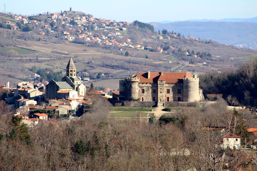 Château fort, église Notre-Dame: Ensemble sud-ouest, vue générale des monuments dans leur environnement